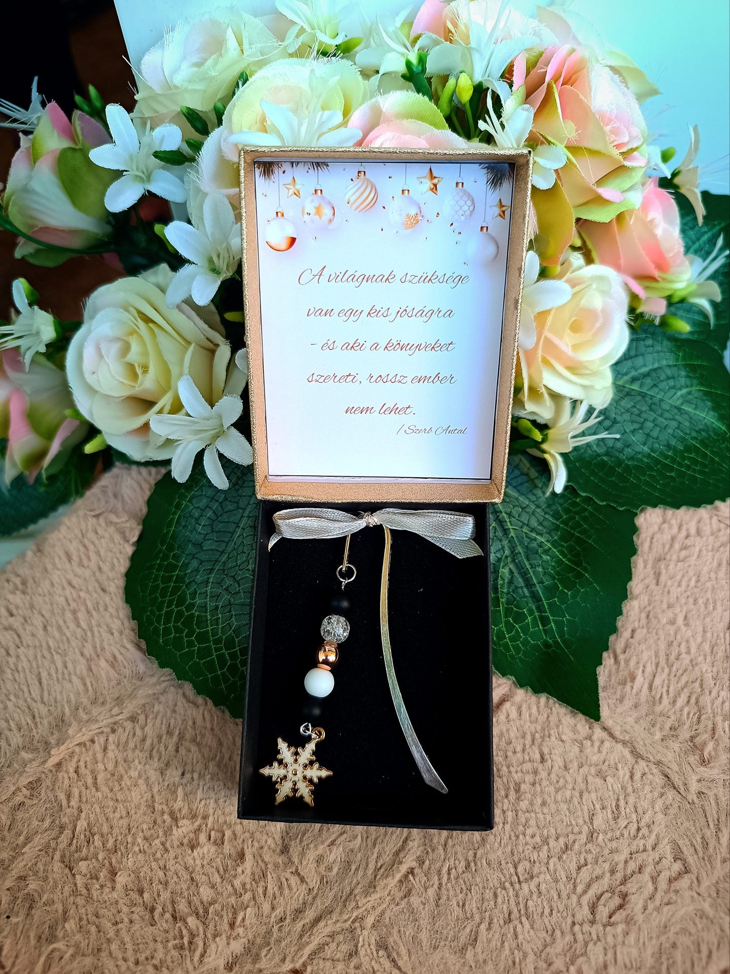 Ajándékdobozos karácsonyi könyvjelző